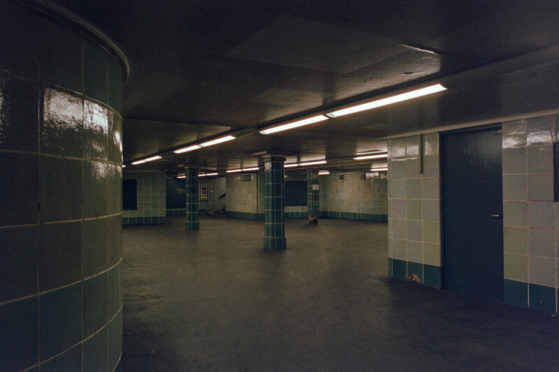 Foto: menschenleere, heruntergekommene U-Bahn-Station